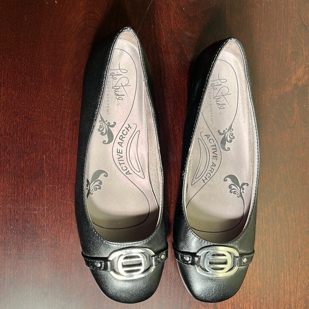 LIFE STRIDE- Active Arch Support- black flat with silver emblem on top size 7.5